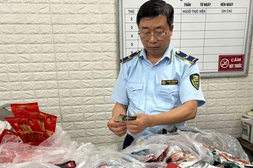 Phát hiện hơn 3.700 sản phẩm đồ ăn vặt không rõ nguồn gốc bán cho học sinh