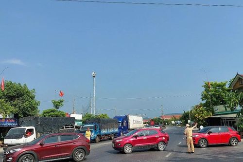 Điểm giao thông huyết mạch qua cầu Gianh quá tải
