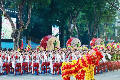 Gặp gen Z đánh trống sấm, múa cờ đại dịp đại lễ mừng non sông