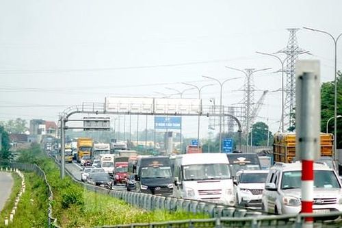 Chưa hết ngày nghỉ lễ, các phương tiện ùn tắc kéo dài hàng km tại cửa ngõ Thủ đô