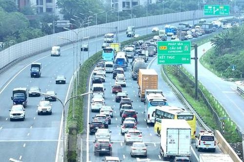 Lượng xe đổ về cửa ngõ Hà Nội và TPHCM tăng cao, có nơi 4 lần xả trạm thu phí