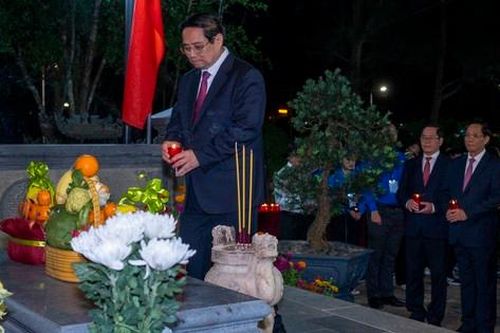 Thủ tướng Chính phủ Phạm Minh Chính thắp nến tri ân ở Côn Đảo