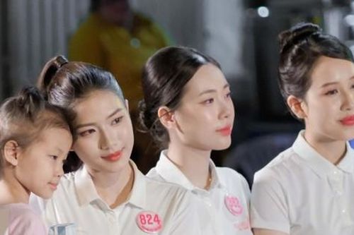 Thí sinh Hoa hậu Việt Nam dọn rác dưới kênh Rạch Lăng