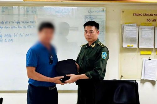 Phát hiện chiếc túi đen chứa nhiều tiền, vô chủ ở sân bay Nội Bài