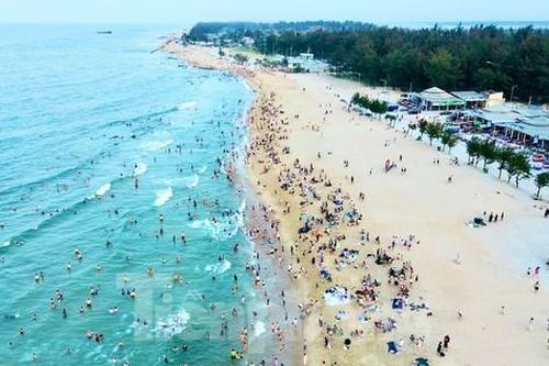 Bãi biển bị bão phá tan hoang nay đẹp không tưởng, đông nghịt du khách
