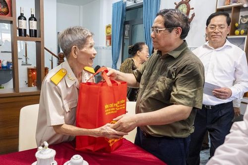 Thủ tướng Phạm Minh Chính thăm, tặng quà người có công tại Côn Đảo