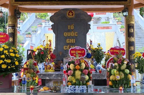 'Sống bám đá đánh giặc, chết hóa đá bất tử'