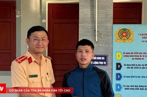 CSGT trao trả lại ví tiền cho nam thanh niên đánh rơi