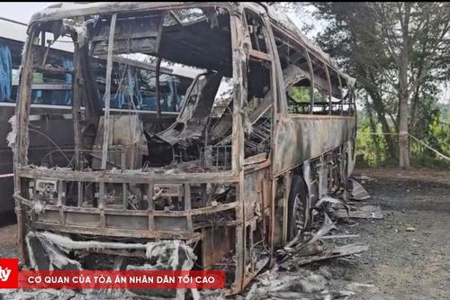 Cháy xe khách đậu trong bãi xe của nhà hàng