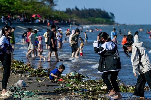 Bất chấp biển cấm, người dân vẫn xuống bãi tắm tự phát ngập rác ở Nam Định