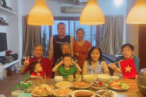 Mẹ đảm ở nhà nấu cơm thịnh soạn, nghỉ lễ bình yên bên người thân