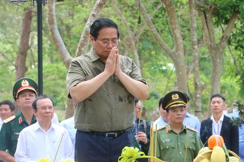Thủ tướng Phạm Minh Chính viếng Nghĩa trang Hàng Dương, thăm cựu tù Côn Đảo