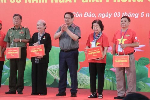 Thủ tướng xúc động, tri ân các chiến sĩ cựu tù chính trị ở Côn Đảo