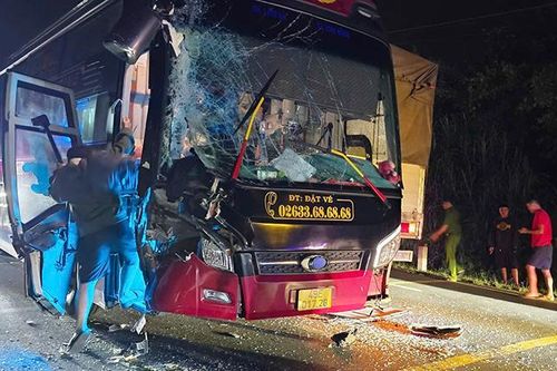 Quốc lộ 20 từ Đà Lạt về TPHCM ùn tắc nghiêm trọng vì tai nạn giao thông