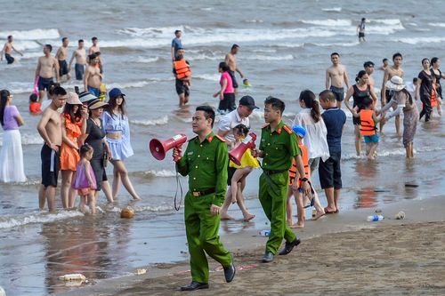 Nam Định tăng cảnh báo tại bãi tắm tự phát sau phản ánh của VietNamNet