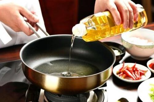 Gần 150 tấn dầu ăn giả được bán ra thị trường: Làm thế nào phân biệt?