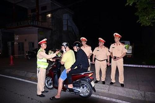 Xử lý 744 trường hợp vi phạm an toàn giao thông, trao quyết định đặc xá cho 54 phạm nhân