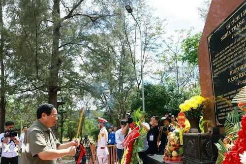Thủ tướng Phạm Minh Chính dâng hương tưởng nhớ các Anh hùng liệt sỹ tại Côn Đảo