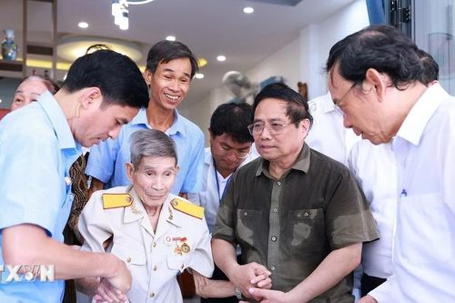 Thủ tướng Phạm Minh Chính thăm gia đình chính sách huyện Côn Đảo