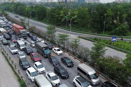 Người dân ùn ùn trở lại Thủ đô cuối kỳ nghỉ lễ 30/4, 1/5