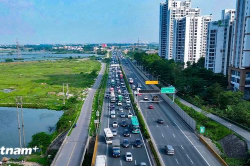 Người dân trở lại Thủ đô sớm sau kỳ nghỉ lễ 30/4, cửa ngõ phía Nam đông đúc