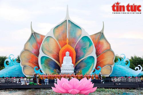 TP Hồ Chí Minh rực rỡ cờ hoa chào mừng đại lễ Vesak