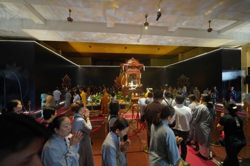 Đông đảo người dân cung kính chiêm bái xá-lợi Đức Phật lần đầu đến Việt Nam