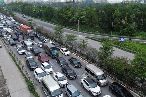 Hai Cảnh sát giúp người dân gặp sự cố trên cao tốc nhận được nhiều lời khen từ cộng đồng