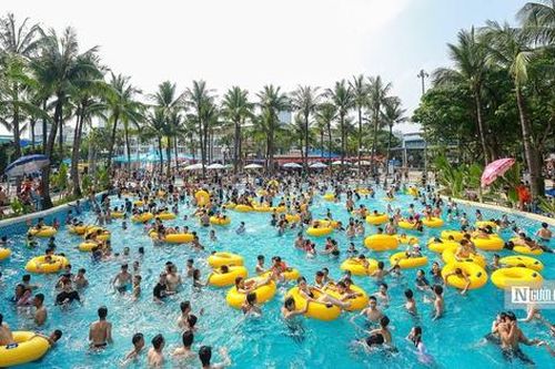 Hàng nghìn người dân đổ về công viên nước giải nhiệt dịp nghỉ lễ 30/4 – 1/5