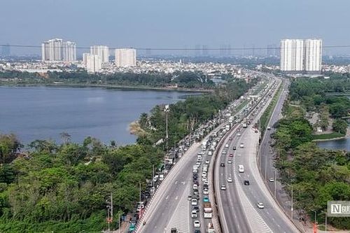 Chưa hết nghỉ lễ, người dân ùn ùn trở lại Hà Nội