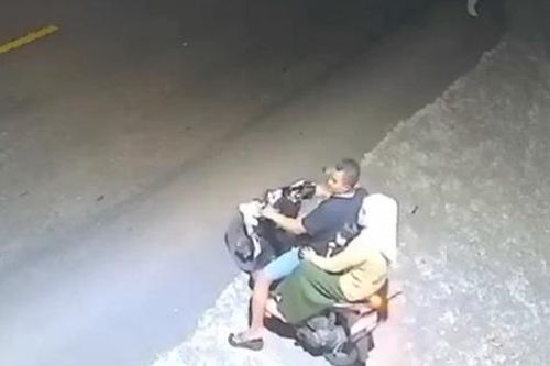 Lốp xe buýt đập trúng xe máy, 3 người sống sót khó tin