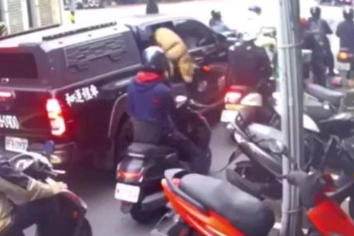 CLIP: Chó Pitbull bất ngờ nhảy khỏi ô tô, điên cuồng cắn người đi đường và cái kết