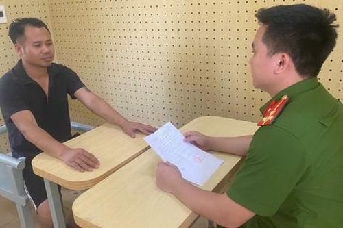 Bắt 2 đối tượng đe dọa, yêu cầu cảnh sát giao thông chuyển tiền để rút đơn