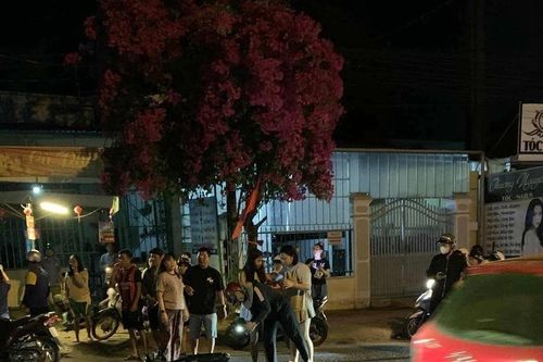 Va chạm với ô tô, thanh niên đi xe máy bị chấn thương sọ não