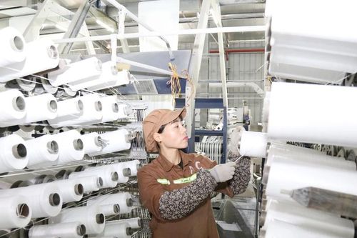 Hàng nghìn công nhân, kỹ sư làm việc xuyên kỳ nghỉ lễ