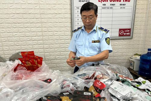 Chi cục QLTT Hải Dương thu giữ lượng lớn đồ ăn nhập lậu bán cho trẻ em