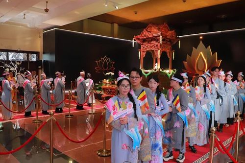 Ngày đầu tiên, hàng ngàn Tăng Ni, đồng bào Phật tử chiêm bái xá-lợi Đức Phật tại chùa Thanh Tâm