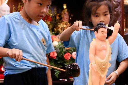 112 em thiếu nhi về chùa Thiên Khánh (Q.6) tham dự Lễ Tắm Phật