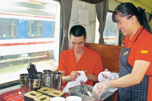 Những 'anh nuôi' trên chuyến tàu đặc biệt