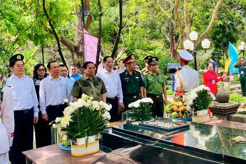 Thủ tướng dâng hương tưởng niệm các Anh hùng liệt sĩ tại Nghĩa trang Hàng Dương