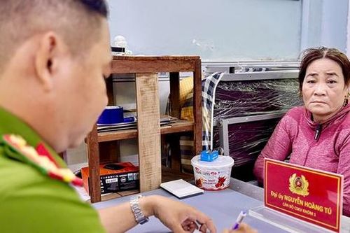 Bắt 'nữ quái' vờ mua vàng rồi lấy trộm 5 chiếc vòng