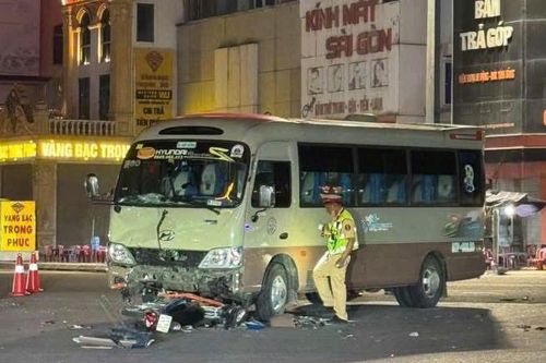 Xe máy va chạm xe khách, nam thiếu niên tử vong thương tâm