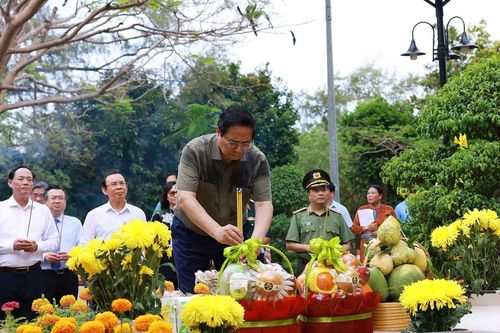 Thủ tướng Phạm Minh Chính dâng hương, viếng các Anh hùng liệt sĩ tại Côn Đảo