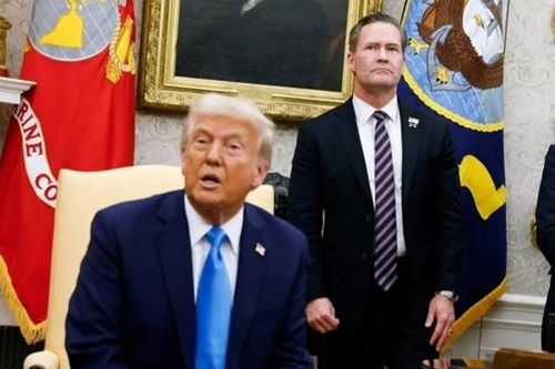 Vì sao ông Trump bất ngờ cải tổ nhân sự an ninh cấp cao?