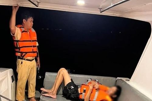 Cảnh sát kịp thời cứu sống người đàn ông nhảy sông tự tử