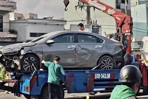 Va chạm với xe đầu kéo, ô tô con văng qua dải phân cách