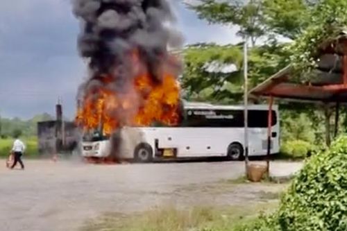 Xe ô tô 45 chỗ chở khách du lịch bị cháy trơ khung khi ghé vào nhà hàng