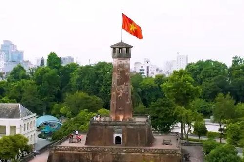 Cột cờ Hà Nội trong nắng Ba Đình