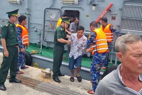 Cứu 10 thuyền viên bị nạn trên vùng biển Côn Đảo
