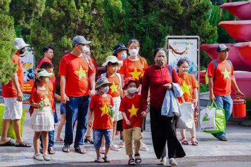 Người dân, du khách đổ về các điểm vui chơi tại TP.HCM